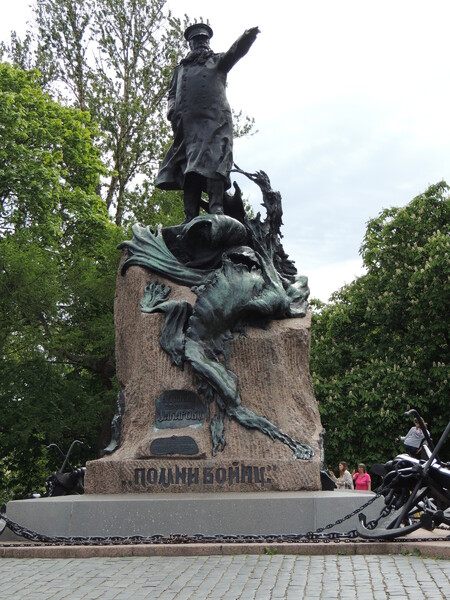 Памятник  адмиралу Степану Осиповичу Макарову (открыт в 1913 году). 