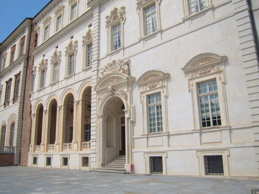 Фасад дворца украшен лепниной в стиле барокко