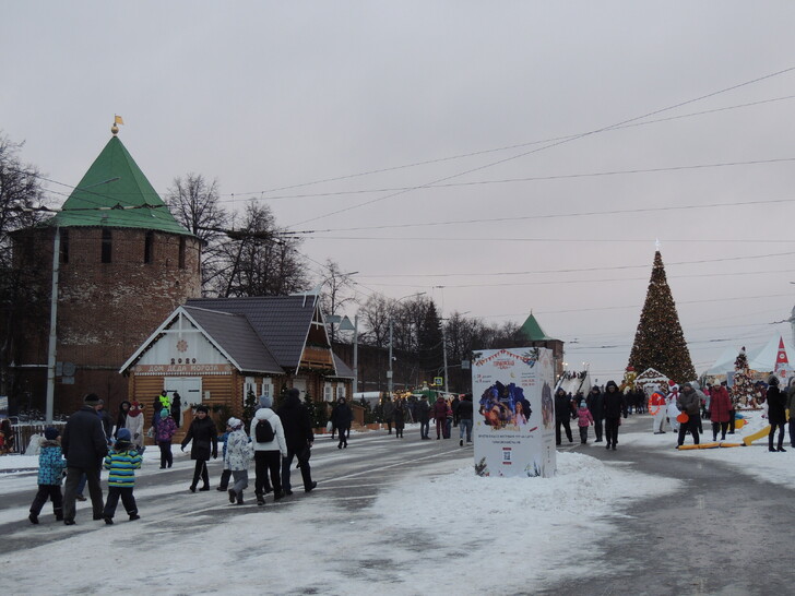 Главная «Горьковская» елка на площади Минина и Пожарского