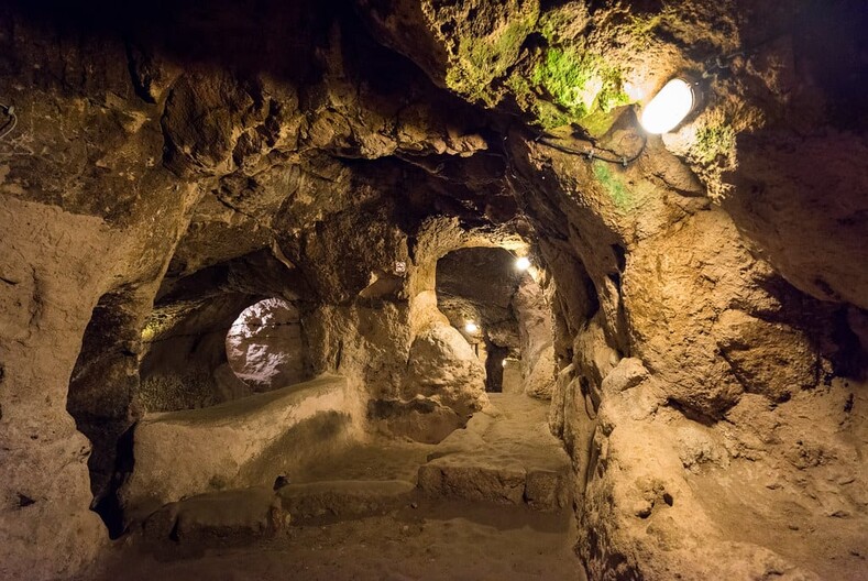 Деринкую – крупнейший подземный город, доступный для туриста