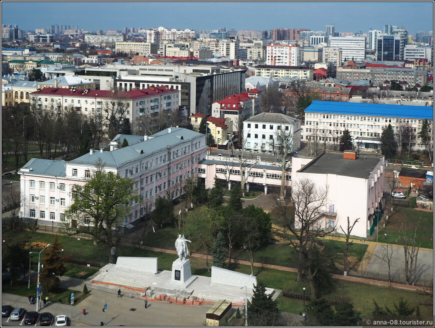 Розовое здание - Лицей, перед ним - Памятник советским воинам-освободителям Краснодара, установленный к 20-летию Победы в Великой Отечественной войне.