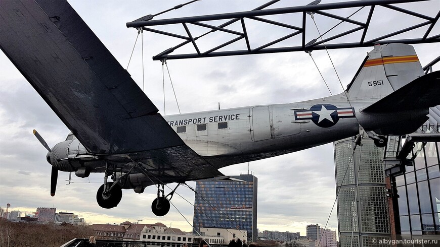 Данные типы самолетов активно использовались американцами при наведении воздушного моста для снабжения Берлина в 1949 году, когда СССР блокировал поставки по сухопутью