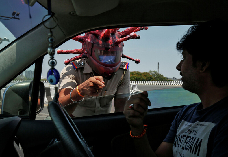 Фото: в Индии полицейские шокируют всех экстравагантными «коронавирусными» шлемами (самый дикий косплей на COVID-19)