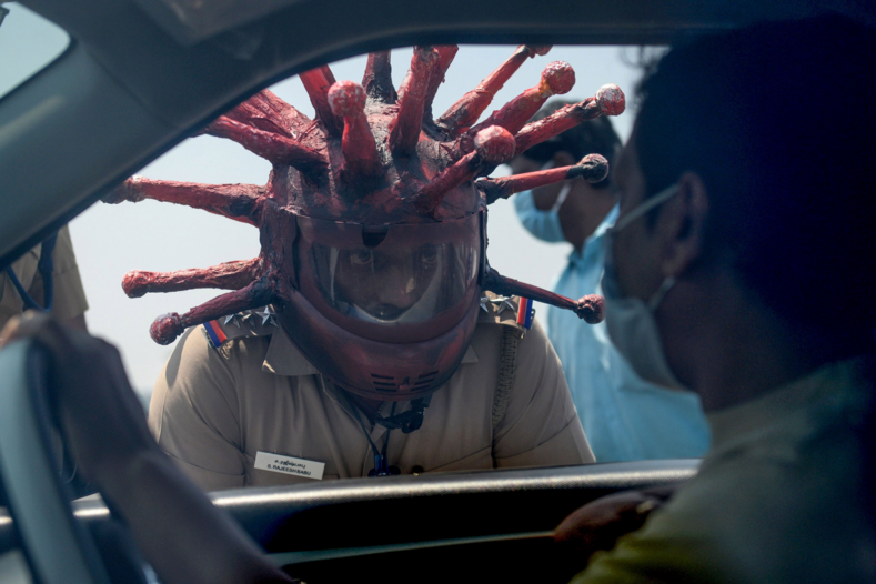 Фото: в Индии полицейские шокируют всех экстравагантными «коронавирусными» шлемами (самый дикий косплей на COVID-19)