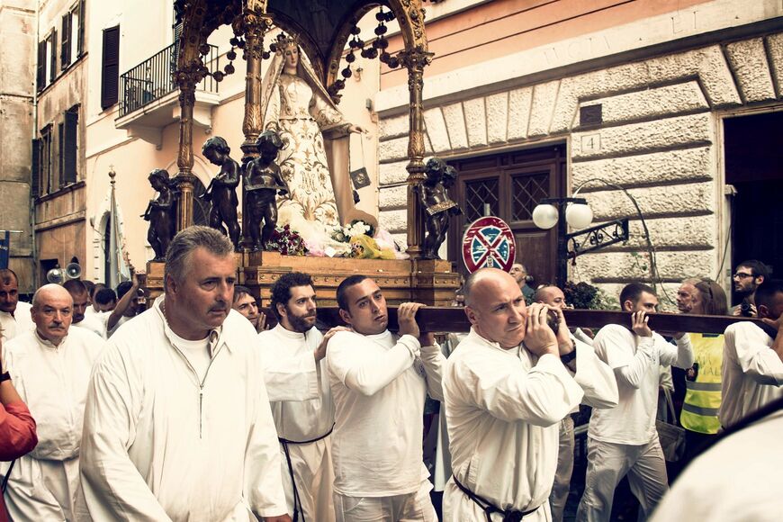 Монахи несут носилки с статуей Мадонны-дель-Кармине 