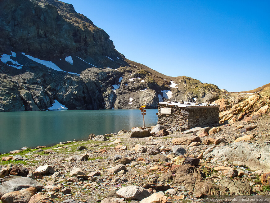 Домик на берегу озера де ля Фар (2641 м), где размещался госпиталь