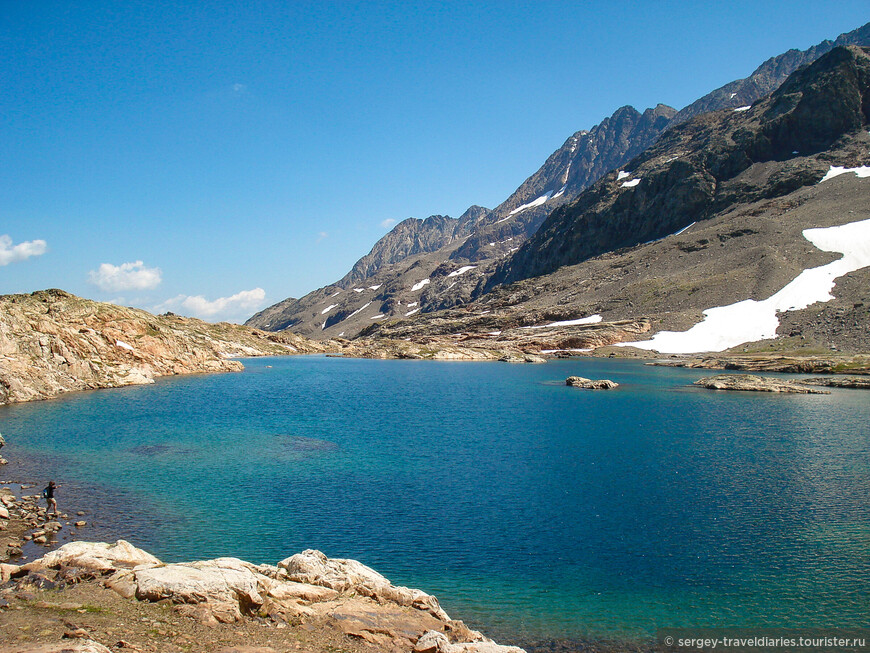 Среднее озеро (Lac du Milieu, 2679 м). Здесь водится форель, хотя на такой высоте она большой не вырастает