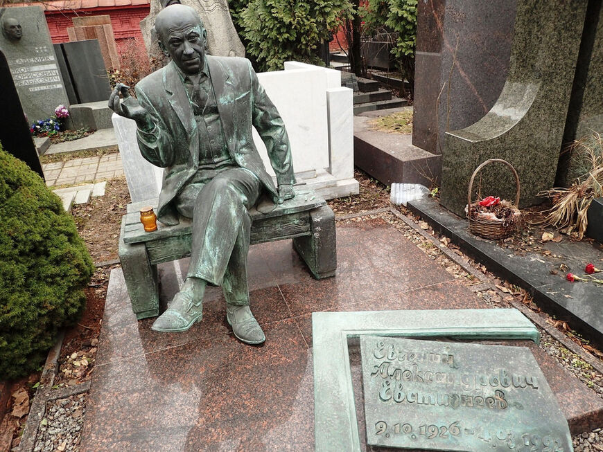 Памятник Е. Евстегнееву