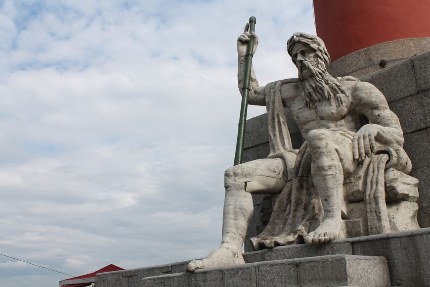 Статуя Волхова на Ростральной колонне
