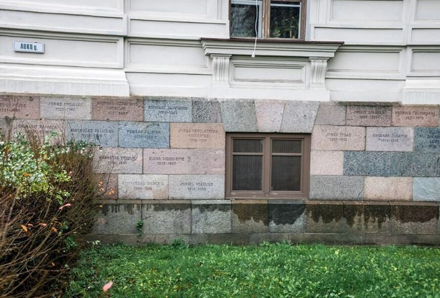 Стена памяти: на камнях написаны имена жертв геноцида