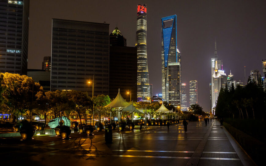 Всемирный финансовый центр и соседний небоскреб Шанхайская башня