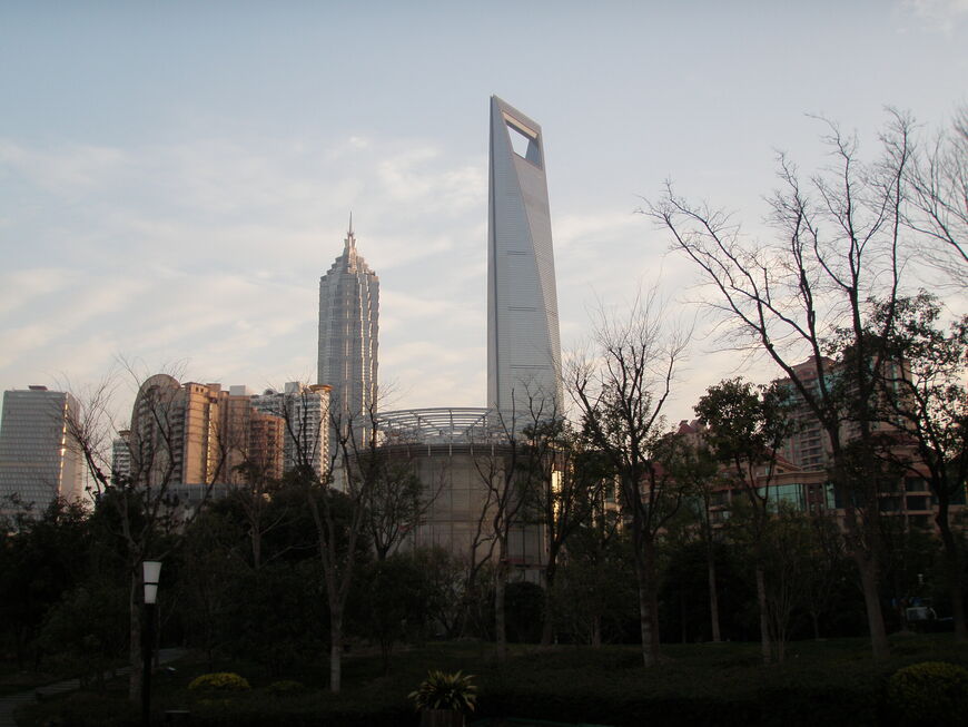 Всемирный финансовый центр и соседний небоскреб Цзинь Мао