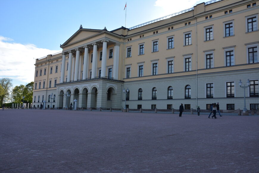Фасад дворца украшает портик с треугольным фронтоном и колоннадой