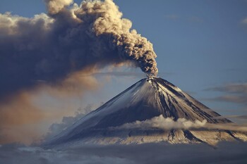 Вулкан Ключевской на Камчатке выбросил столб пепла высотой 5.5 км