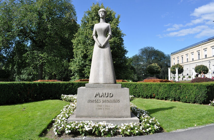 В парке установлен памятник королеве Мод, супруге норвежского короля Хокона VII