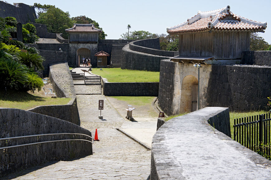 Замковые стены и ворота