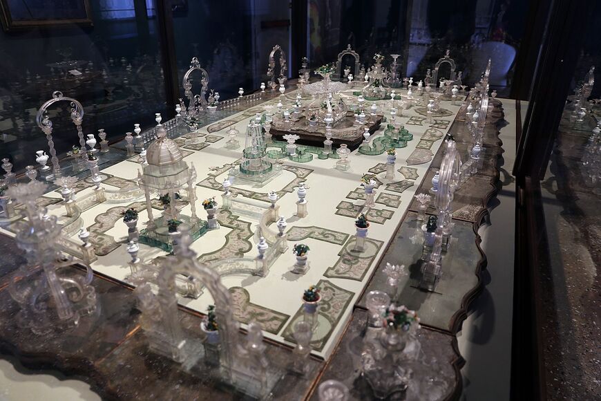 Модель Версальского сада из стекла 