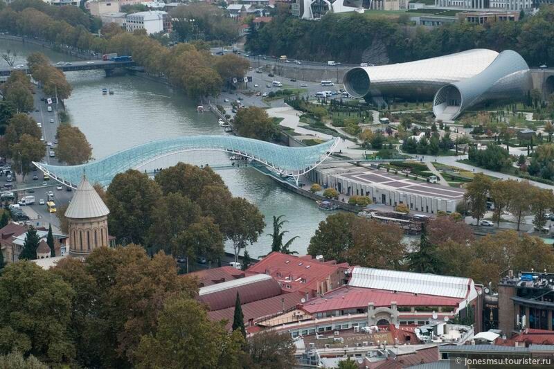 Современная концепция развития Старого Тбилиси – Мост Мира и недостроенный культурный центра («трубы»)