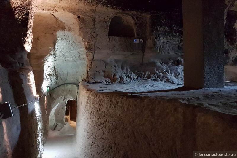 Облагороженные тоннели на туристическом маршруте в скальном городе
