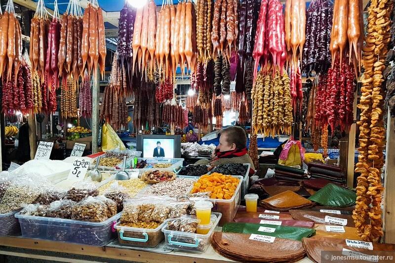 Обилие национальных сладостей и специй на городском рынке в Телави