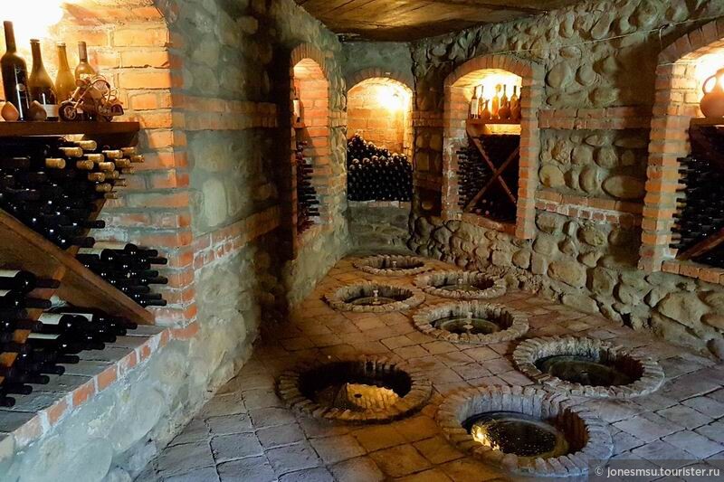Погреб небольшой семейной винодельни. В полу закопаны глиняные кувшины «квеври» с бродящим вином последнего урожая