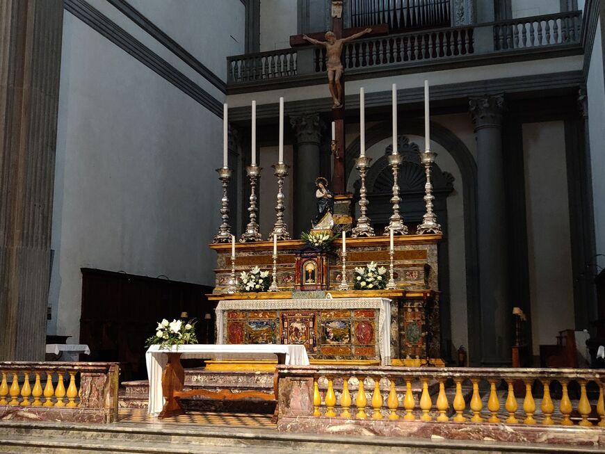 Алтарь в церкви Сан Лоренцо