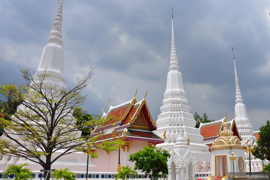Храм Интарам и святилище Короля Таксина