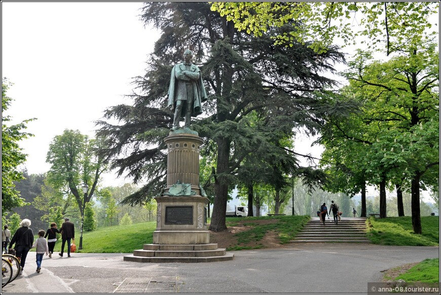 Памятник Массимо д’Адзельо — итальянскому государственному деятелю XIX века, участнику борьбы за объединение Италии, художнику и писателю.