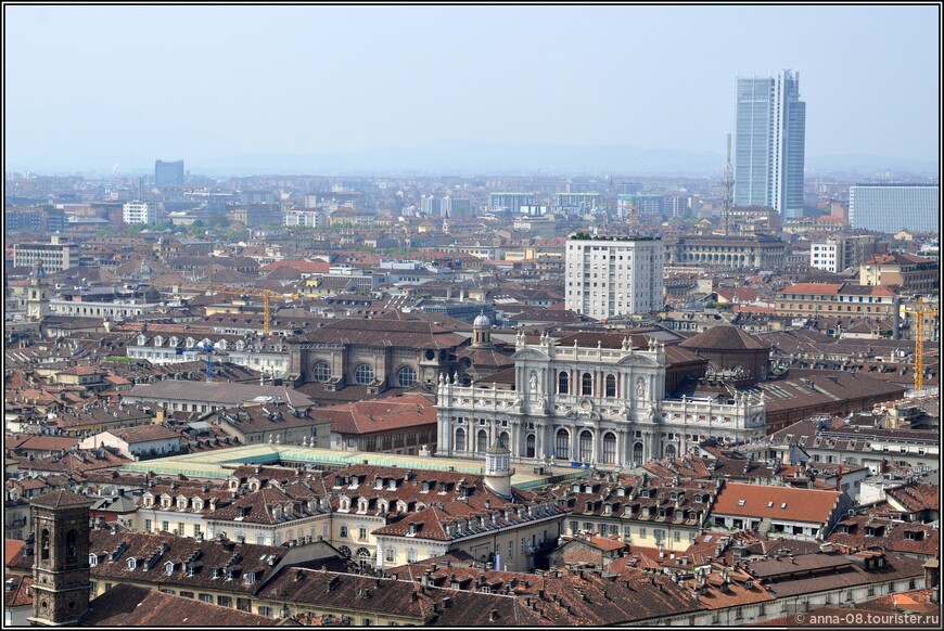 В центре - великолепное здание Дворца Кариньяно. Вдали - высотное здание штаб-квартиры банковской группы Интеза Санпаоло. Оно третье по высоте в Турине и всего на 0,75 метра ниже Моле Антонеллиана.