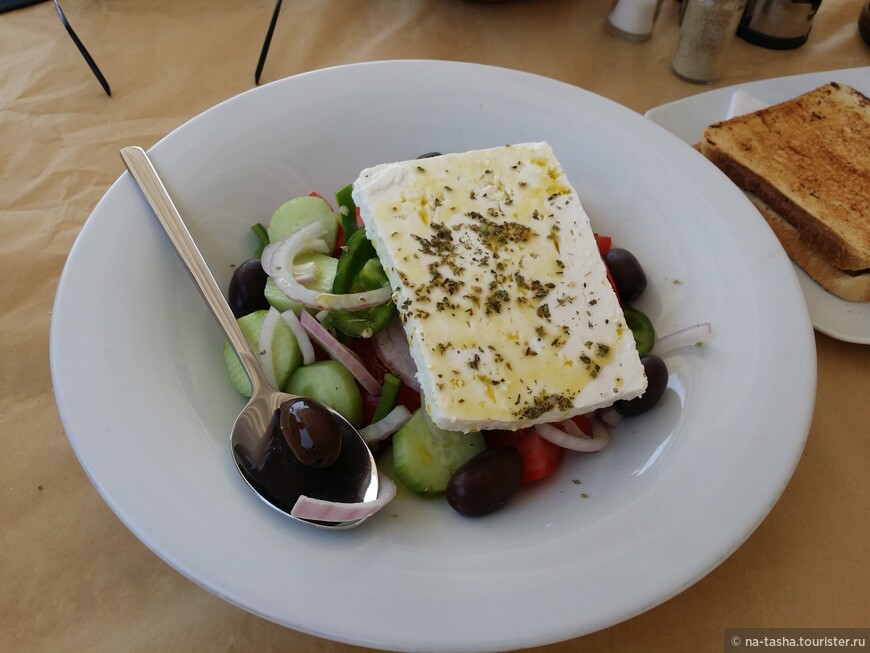 греческий салат подают везде по разному