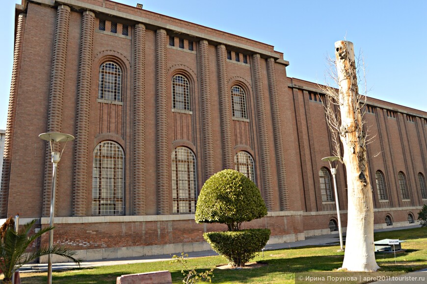 Здание Иранского национального музея спроектировано французским архитектором Андре Годаром в 1928 г. На сегодняшний день это одно из красивейшей современных зданий в стране, в котором стиль Сасанидов прекрасно гармонирует с арт-деко.