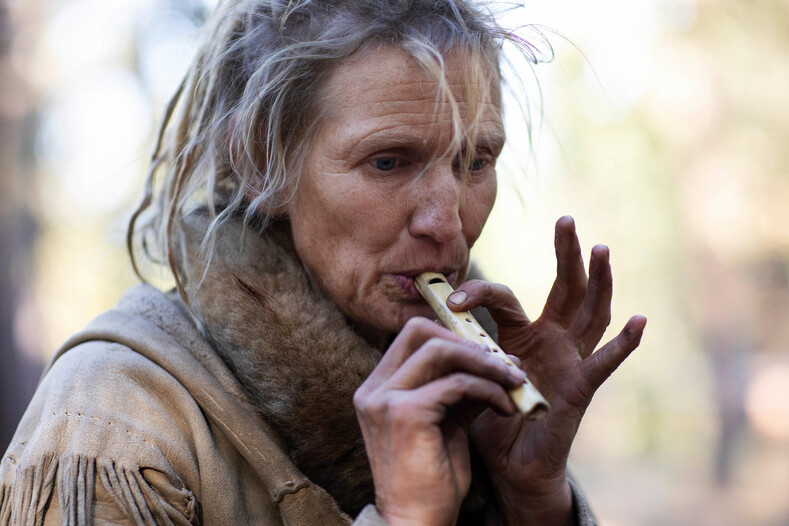 В диких условиях: женщина почти 40 лет живет, как древние люди несколько тысяч лет назад (фото сбежавшей от цивилизации)