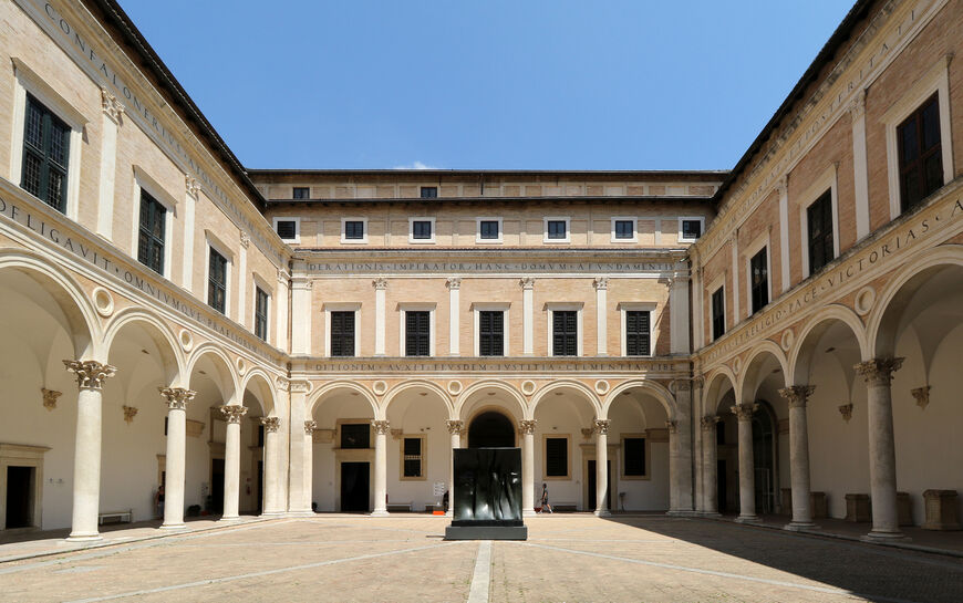 Внутренний двор палаццо («Cortile d'Onore»)