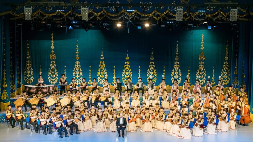 Казахский оркестр на сцене концертного зала Астана
