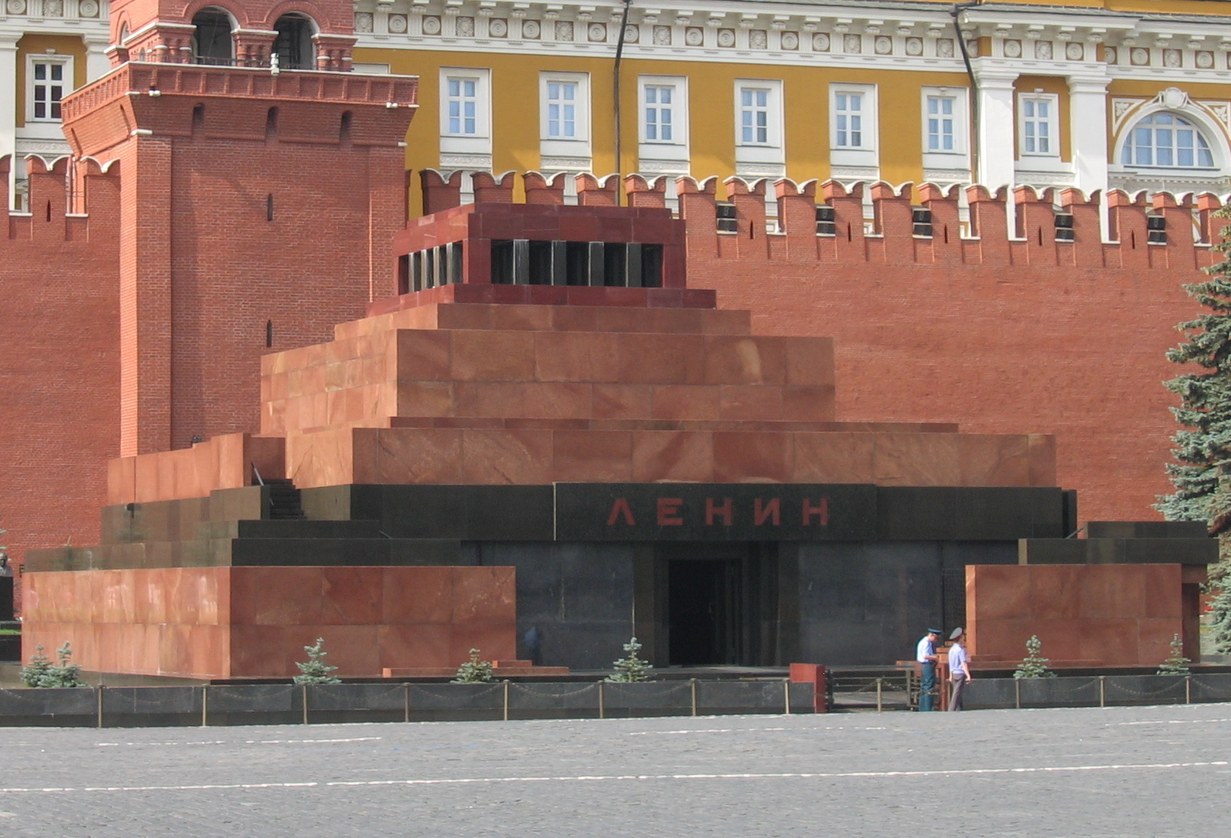 Местонахождение камер хранения перед гробницею Ленина