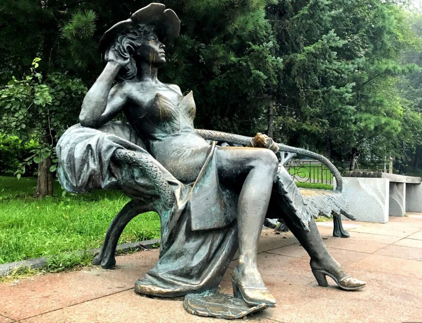 Скульптура «Дама с собачкой» в Хабаровске