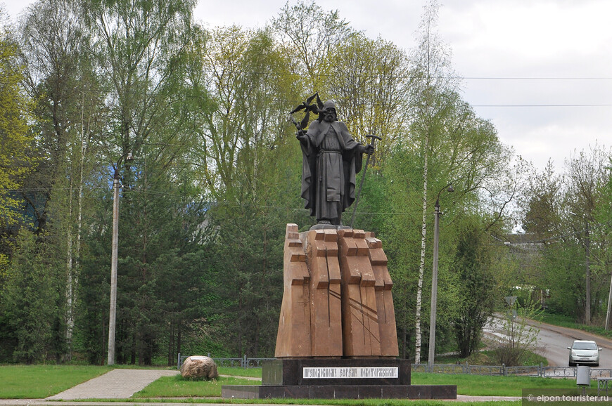 Памятник Ефрему Новоторжскому. Голуби, парящие над памятником те самые, что изображены на гербе города.

