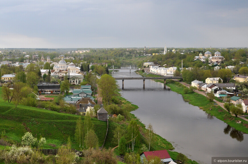 Справа, за мостом видны купола Воскресенского девичьего монастыря, основанного в XVI веке. Нынешний архитектурный ансамбль монастыря создан в XVIII - XIX вв. При монастыре был приют и школа для девочек из бедных семей и сирот. Послушницы занимались рукодельными промыслами. Именно здесь появились первые мастерские по золотному шитью. В 1931 году монастырь был закрыт.