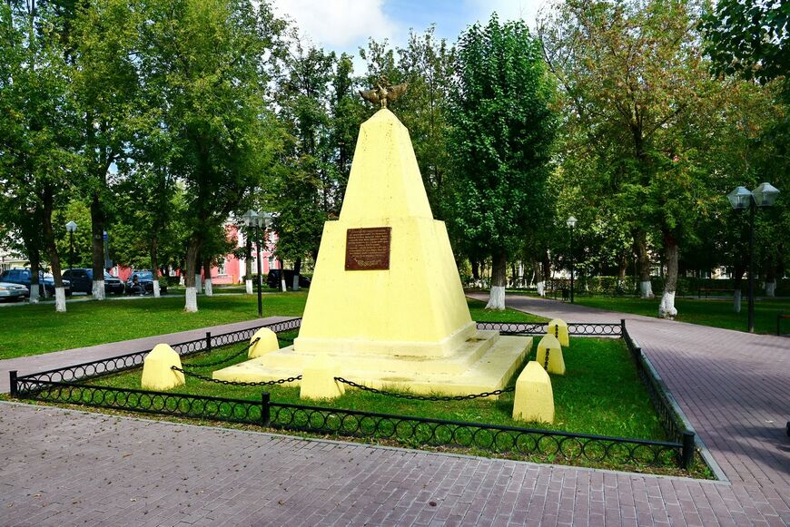 Памятник гренадерам Милорадовича перед собором