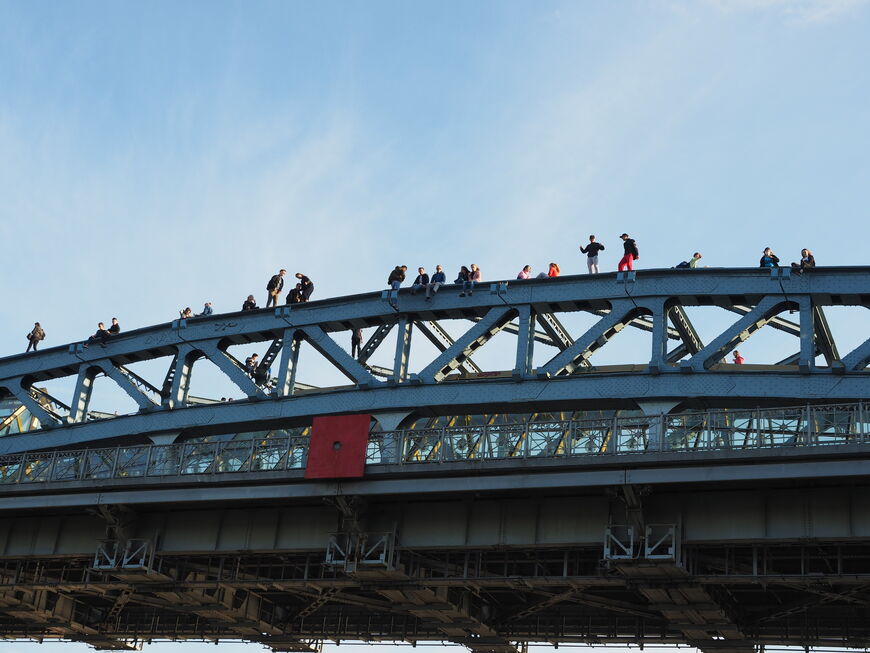 Поклонники экстрима на вершине арки Пушкинского моста