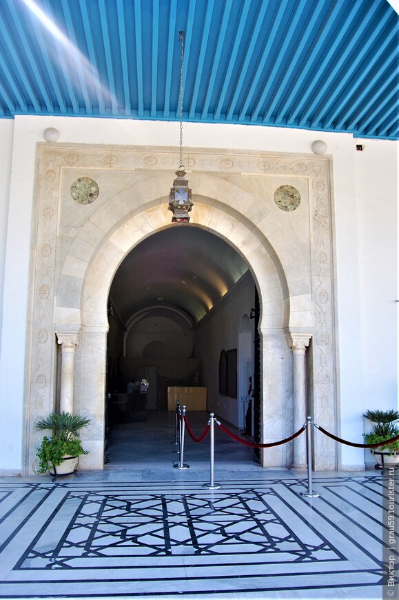 На метро из Туниса в Ле Бардо, чтобы прогуляться в музей римской мозаики