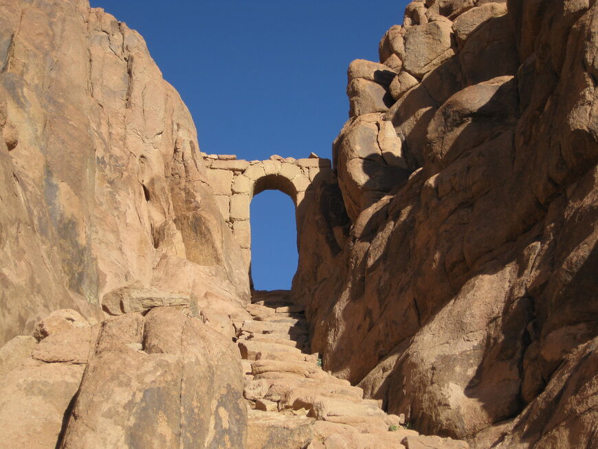 Каменная арка над Лестницей покаяния