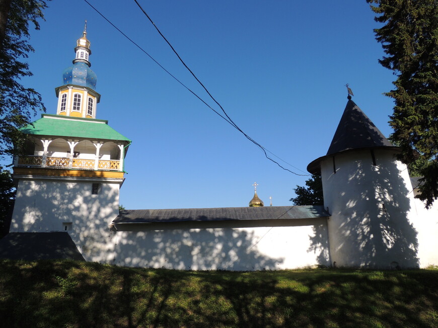 Петровская (справа) и Никольская башня Псково-Печерского монастыря. 