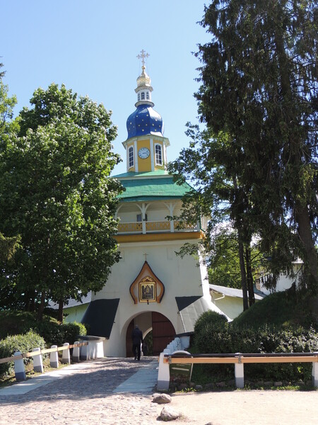 Вход в Псково-Печерский монастырь.