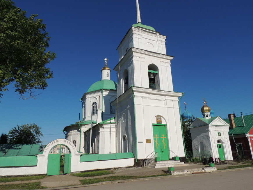 Церковь сорока мучеников Севастийских с колокольней 19 века и часовня Александра Невского 20 века (справа).