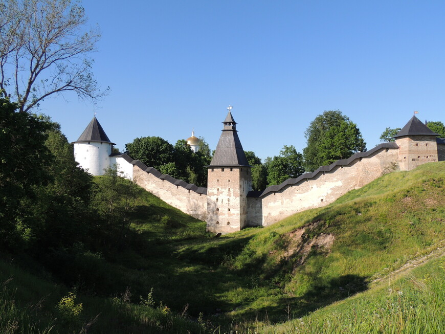 Крепостная стена Псково-Печёрского монастыря. 