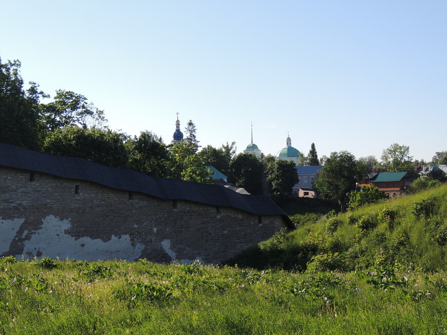 Псково-Печёрский монастырь находится в низине и на возвышенности. 