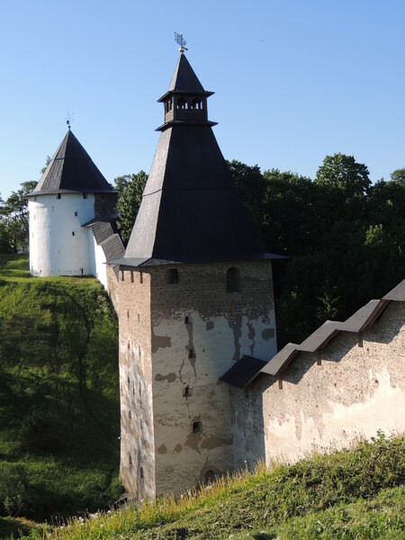 Часть крепостной стены Псково-Печерского монастыря. 