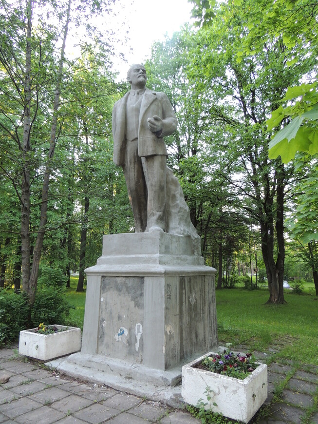 Памятник Владимиру Ильичу Ленину в Печорах (Псковская область). 