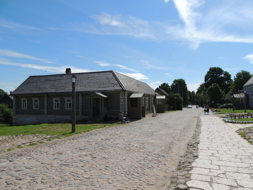 Печорская улица в деревне Изборск.